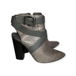 BCBGENERATIONS JEZEBELL GRAY CROC EMBOSSED BOOTIES SZ.6.5 GUC.